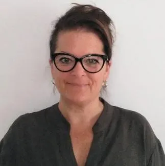 Professeure de yoga à domicile, en entreprise ou avec aînés