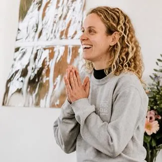 Professeure de yoga à domicile, en entreprise ou avec aînés