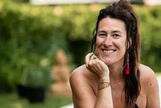 Professeure de yoga à domicile, en entreprise ou avec aînés
