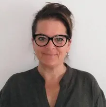 Professeure de yoga à domicile, en entreprise ou avec aînés