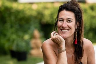 Professeure de yoga à domicile, en entreprise ou avec aînés